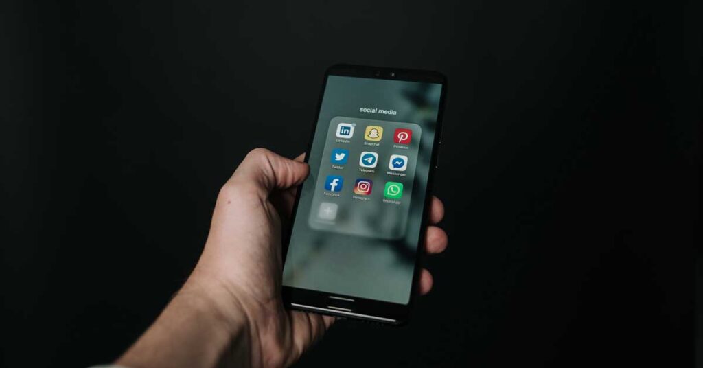 retele sociale digital marketing de pe telefon